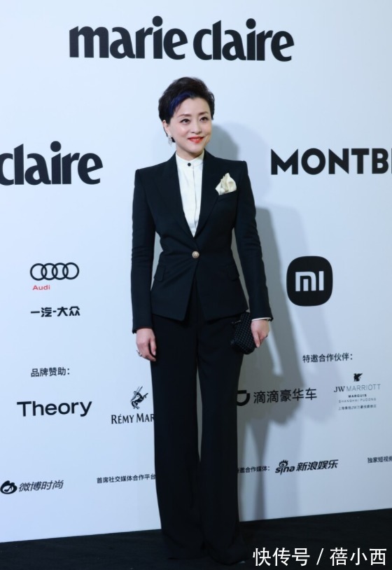 西装|杨澜穿衣从不“装嫩”,穿黑西装内搭白衬衫,骨子里透着高级感
