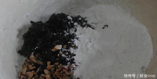 冬天多吃黑米补血比红枣强,蒸一蒸就上桌,细腻好消化,孩子最爱