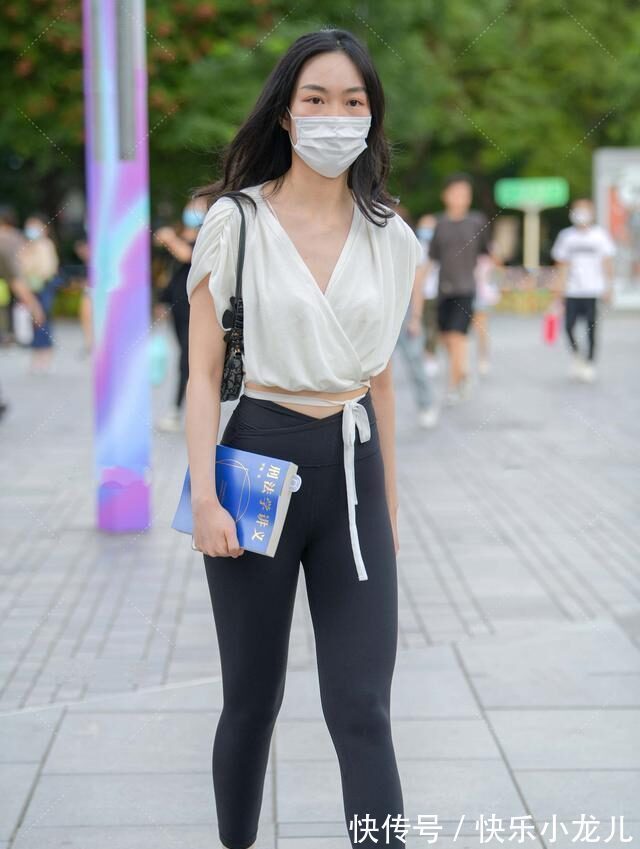 裤型 打底裤的打扮优雅从容,充满时尚风,舒适不失自在感