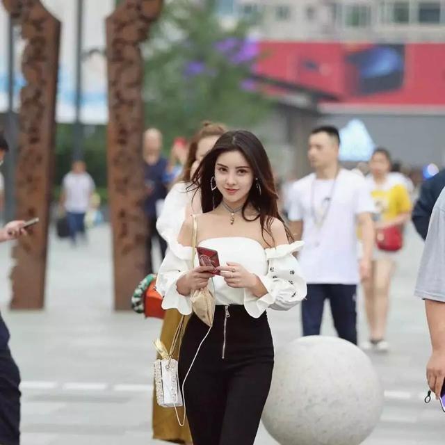 高跟鞋|街拍美女搭配一双黑色的简约高跟鞋,既美丽又大方