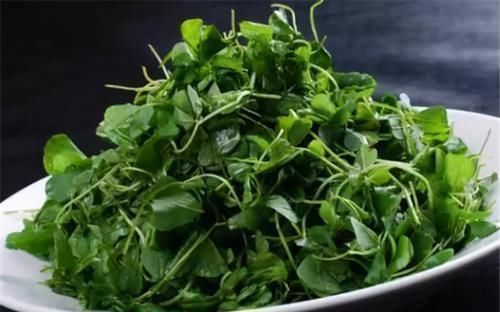 中年|女性到了中年,推荐多吃3种食物,排毒养颜、滋润肌肤