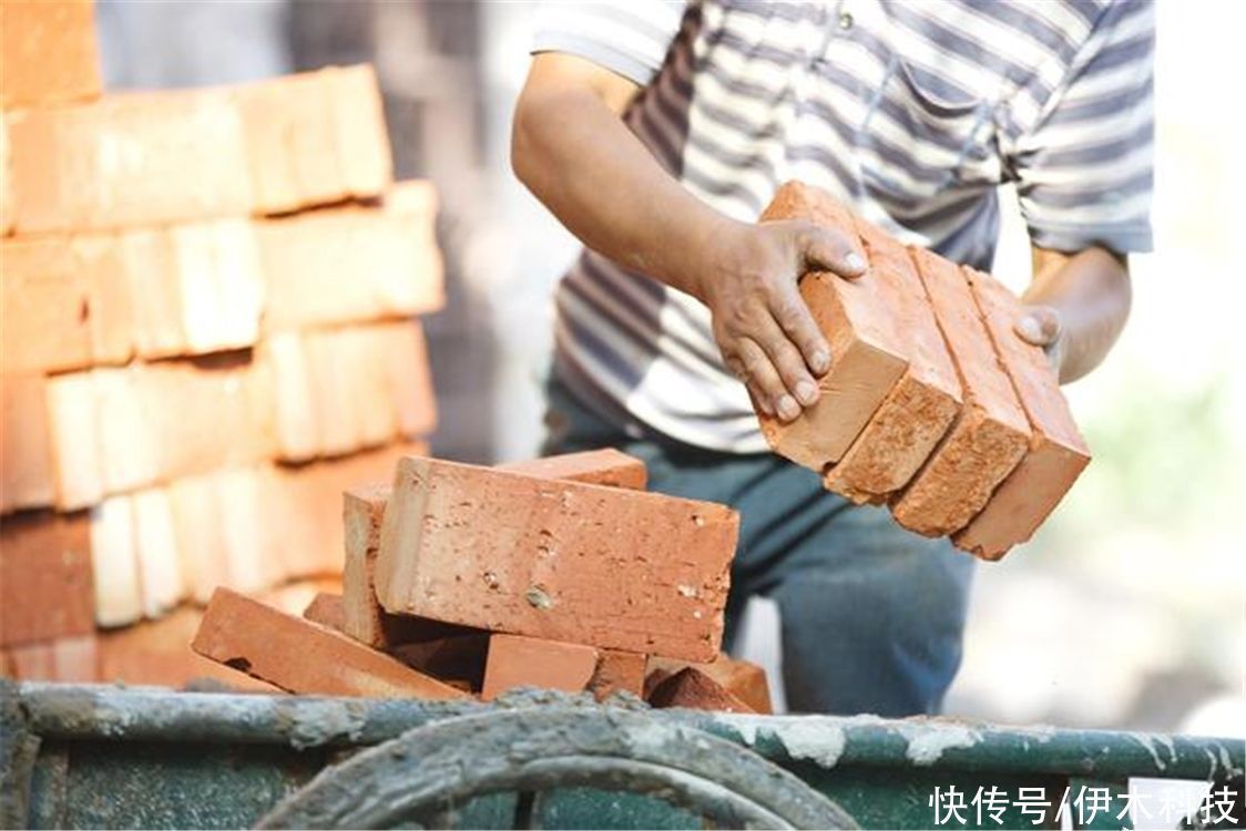 儿子|15岁儿子不愿读书,爸爸的做法太“硬核”:不读书就去工地搬砖吧