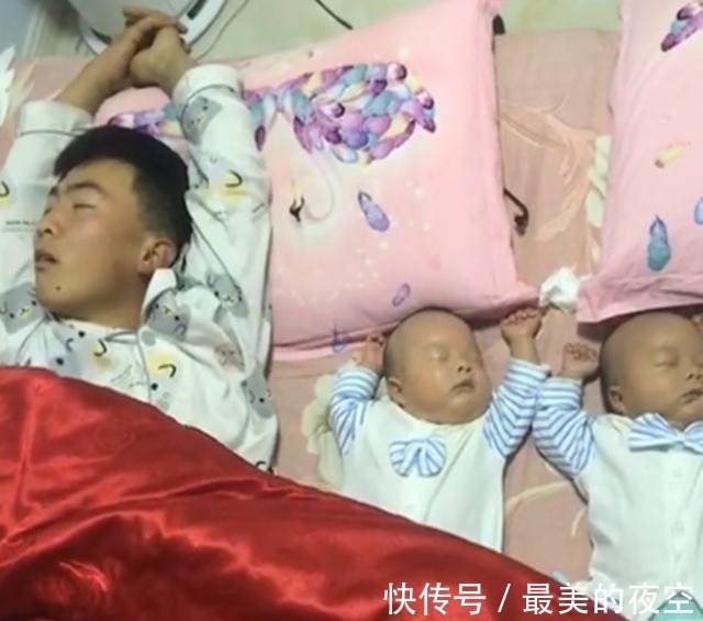 孩子|爸爸带双胞胎儿子睡觉,父子三人姿势神同步,网友亲生的没跑了