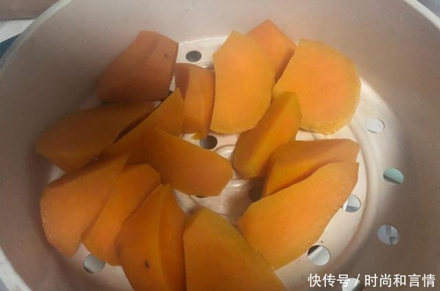 一碗糯米粉、一个蒸红薯,拌一拌、烤一烤,外脆里糯,香甜还爆浆