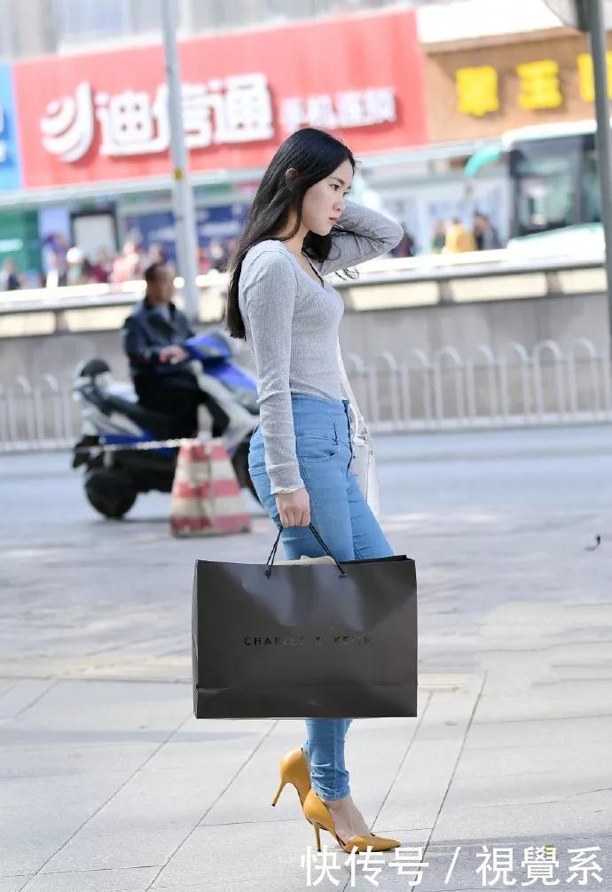 小姐姐脚上穿搭上一双尖头的黑色高跟鞋,走在路上就是一道风景