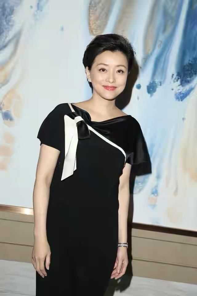 杨澜真是太有贵妇范了！穿黑裙搭丝绒手套优雅大气，气质十分出众