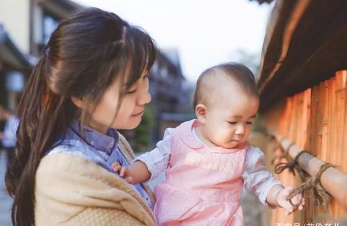 妈妈|医生：经常抱孩子和经常躺孩子，长大后区别很明显，哪个更健康