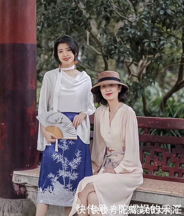 半身裙|年近六十却美得优雅，这位中老年妈妈的“气质穿搭”，真值得学习