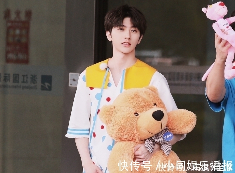 蔡徐坤到底有多高？在他手里小小的玩具熊，粉絲拿著卻“變了樣”