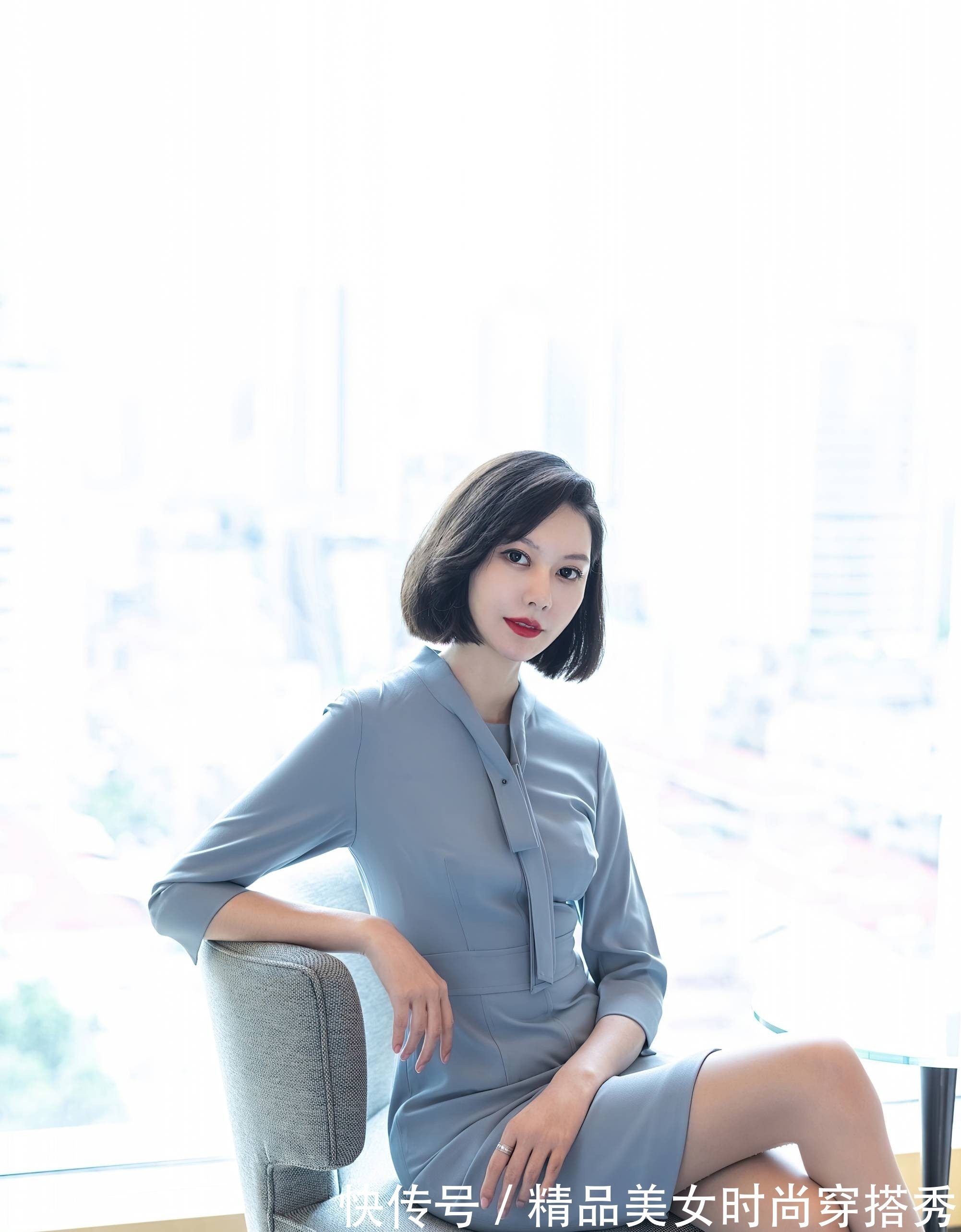 职场 职场穿搭:蓝色连衣裙搭配格子高跟鞋,沉稳又不失女性优雅