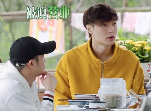 张艺兴|张艺兴资源这么好？六岁参加《快本》与何炅合影，还是艺术节常客