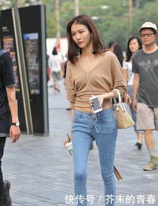  紧身|时尚穿搭：紧身牛仔裤小姐姐，俊美清纯让人喜欢！