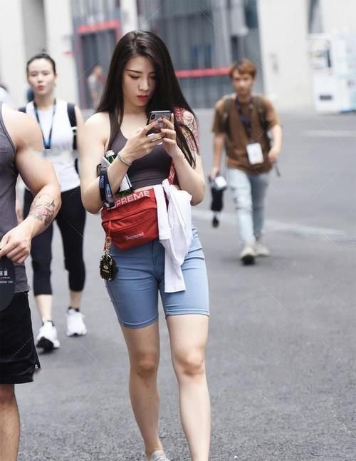 撩人|美女穿3分紧身牛仔裤,展现美好身材曲线,魅力十足又撩人