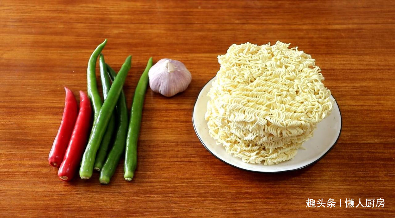 方便面别只会泡着吃,配上烧椒凉拌着吃,劲道爽滑,酸辣开胃