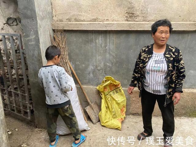 姑父|父亡母走，8岁男孩在姑姑姑父庇佑下长大：他们是我的再生父母