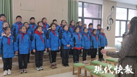  小学生|特别的美术、音乐课！小学生在课堂上与雨花英烈隔空“对话”