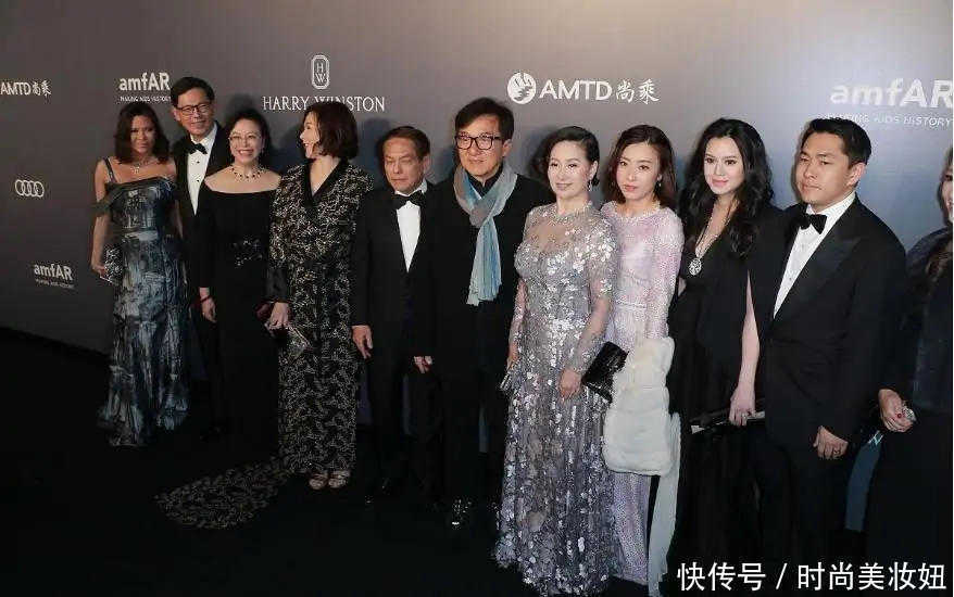 连衣裙|甘比这回厉害了，和名媛何超琼同框亮相，气场、气质不相上下