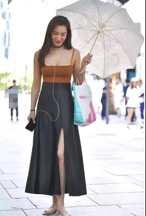 美女街拍身材丰腴的大姐姐,吊带背心搭配开叉长裙,性感十足