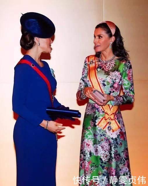 莱蒂齐亚王后的这套造型色彩协调真好,搭配祖母绿耳环,惊艳万分