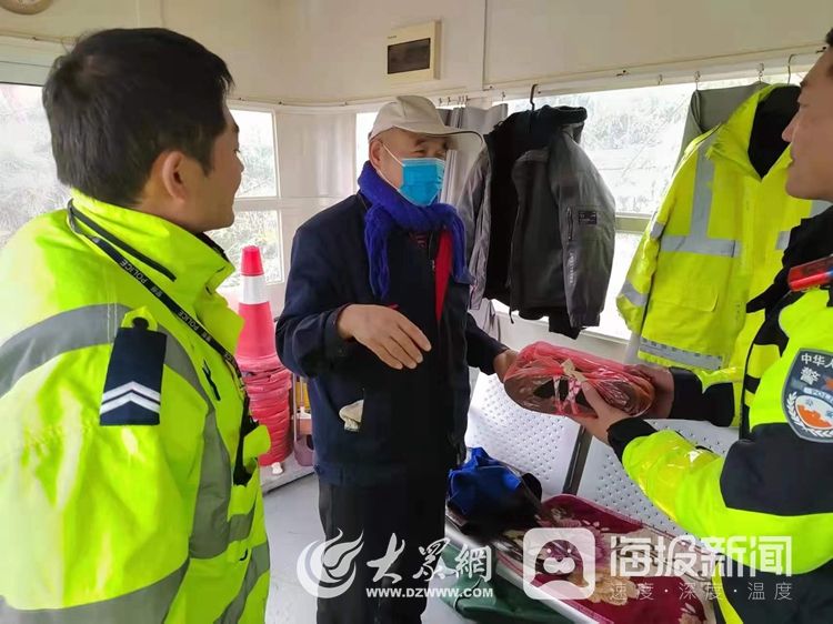 王涛|72双鞋垫暖人心！寒潮中70多岁老人为执勤交警送去亲手缝制鞋垫