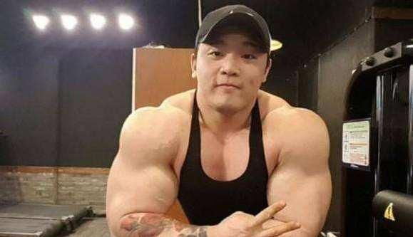 训练|肌肉男只爱练上半身,220斤体重比例很失常,训练不要顾此失彼