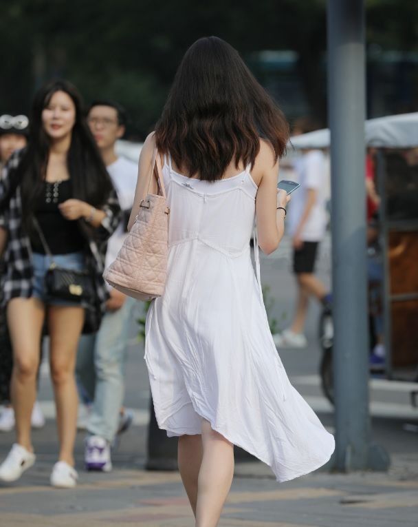 街拍：薄纱布料连衣裙搭配粉色大包，待字闺中仙气飘飘