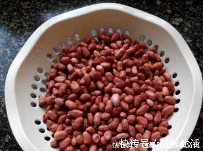 花生米不用炒,用盐水泡一泡,比炒的好吃,鲜香酥脆,越吃越过瘾