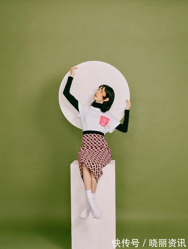 帅气感|哈妮克孜“漫画脸”超上镜!手捧青苹果微低眉,微醺妆惹人怜!