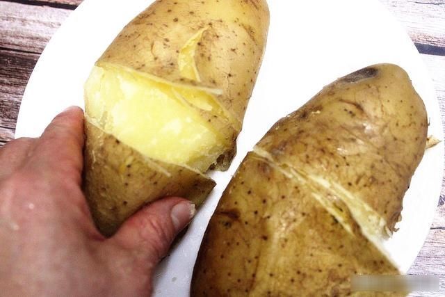 土豆去皮原来这么简单,大厨教您一招,一拉就开,再也不用削皮了