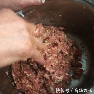 炸丸子时,千万别用淀粉了!换成“它”,丸子外酥里嫩不油腻