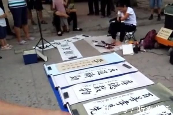 欧楷#一位没有双手美女的“地摊书法”，用脚写欧楷榜书，用笔险绝精到
