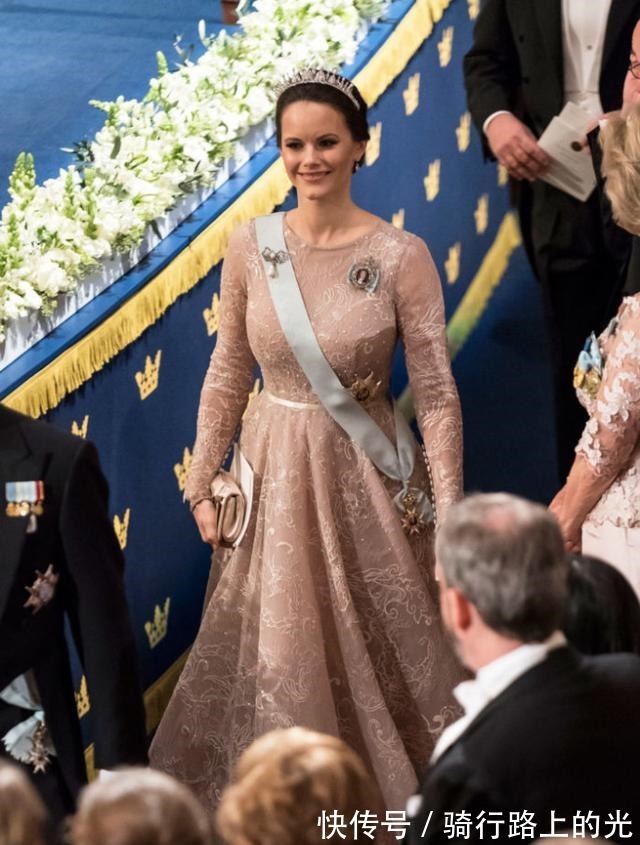 玛格丽塔 王室珠宝听说,钻石蝴蝶结胸针和珍珠更配哦