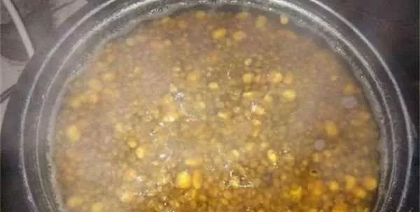 野钓|野钓必杀饵料,通杀青草鲤,大鱼一条接一条,拉杆到手臂疼