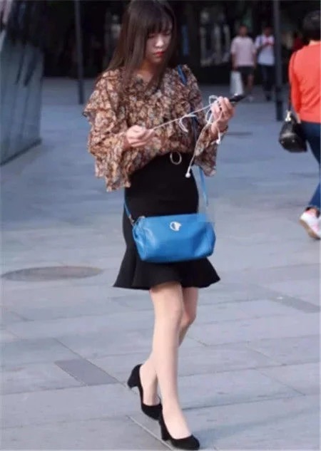 街拍|街拍:魅力十足的小姐姐,唯美的穿搭很动人,各有个的美丽
