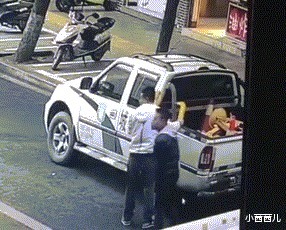 |搞笑GIF:在地下停车场还敢开这么快?真的是不怕!