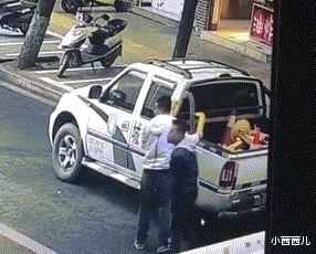 |搞笑GIF：在地下停车场还敢开这么快？真的是不怕！