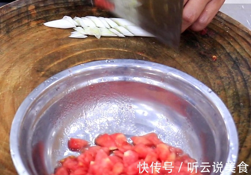 用鸡胸肉竟然可以做成丸子汤，厨师长教你方法，Q弹十足，味道鲜！