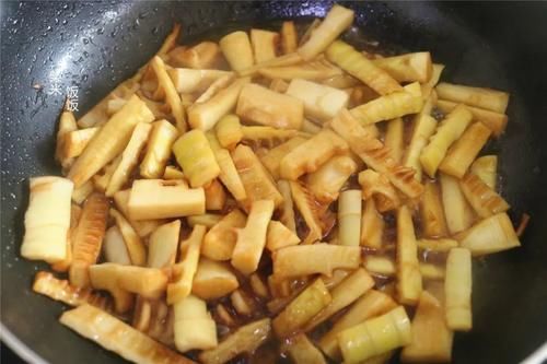 三月这菜正上市，虽然价格贵，但是简单一炒就好吃，遇到我必买