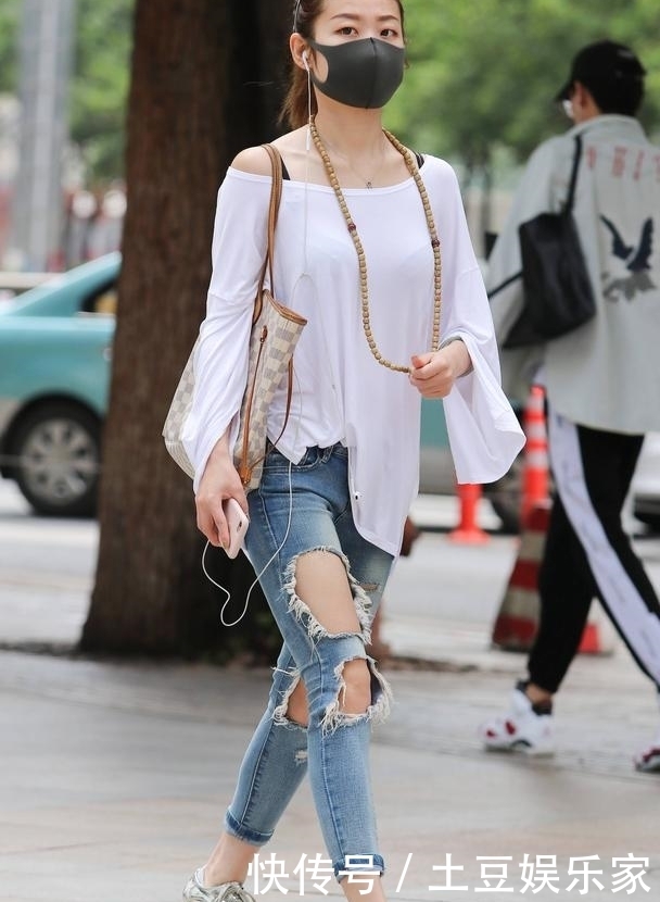 街拍:白色圆领T恤搭破洞牛仔裤,修身显身材展现自然大气的美感