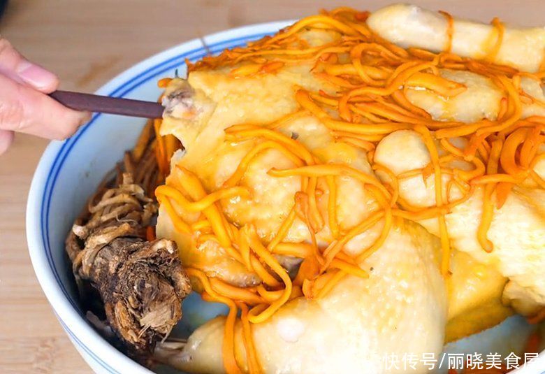 一整只鸡放锅中蒸一蒸，不加水不放油，汤鲜肉嫩，年夜饭吃真香