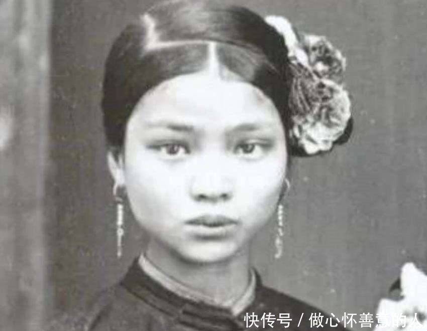 照片拍摄|清朝烟花之地老照片：图一是风尘女子正在陪客，图五的女子堪称绝色