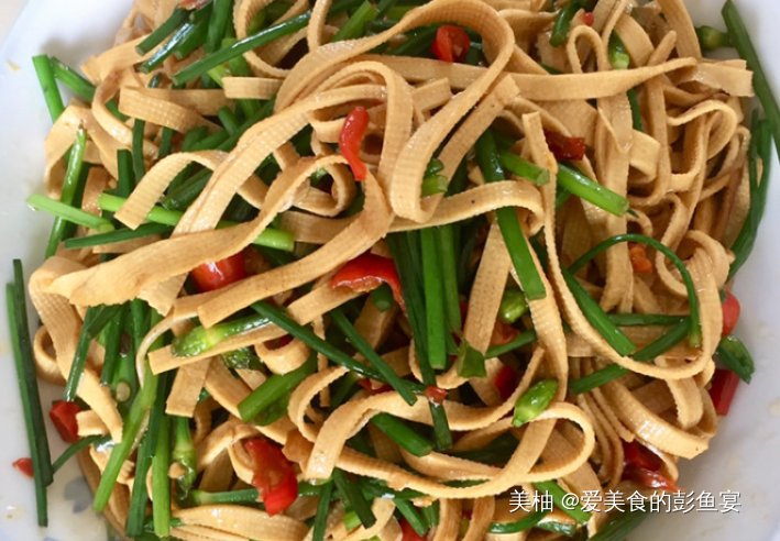 韭菜别包饺子炒鸡蛋，和它一起炒，高蛋白好消化，孩子长个正需要