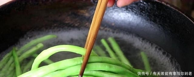 豆角切碎,加2个鸡蛋,筷子一搅,不用炒,出锅全家抢着吃