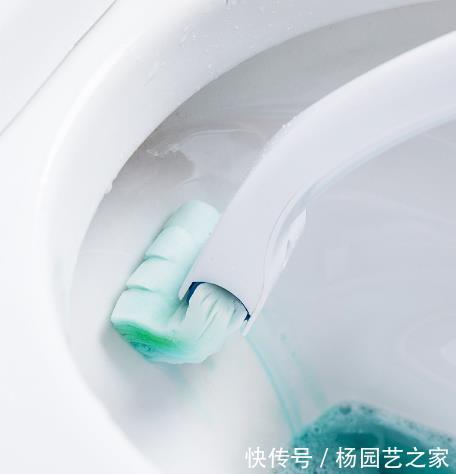 卫生死角|马桶三天不刷就有黄渍污垢,跟保洁阿姨学3招,轻松祛黄,无异味