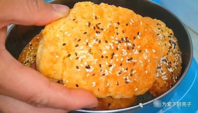 面团|2个鸡蛋，半斤面粉，不蒸馒头不烙饼，酥到掉渣，看着就流口水了