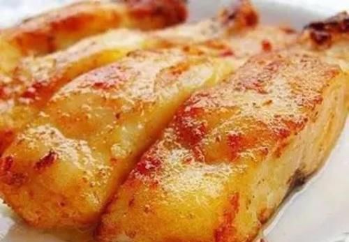 不管煎什么鱼，都别急着下锅，油分2次倒，鱼皮不再粘锅