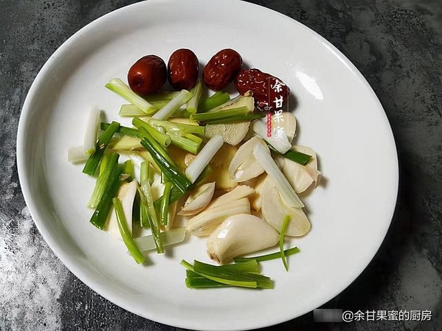 芋头|入秋后多吃这碱性食物，煎一煎加鸡腿同烧，鲜香软糯吃不腻