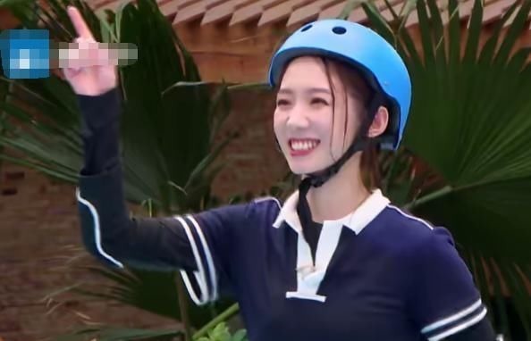 孟美岐“生理期”還下水錄跑男當(dāng)注意她坐下的姿勢(shì)，女生看了都懂