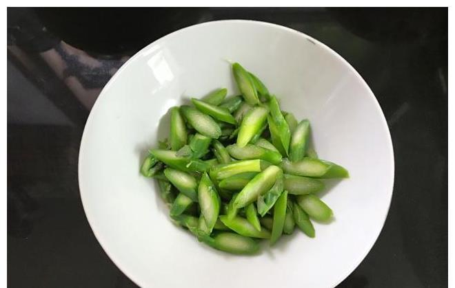 芦笋鸡蛋|夏天，多给家人做此菜，脆爽软嫩，简单易做，吃一盘也没负担