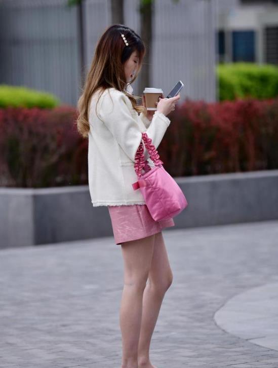 街拍:皎若秋月的美女,白色上衣配浅绿色裙子,时尚气质风范